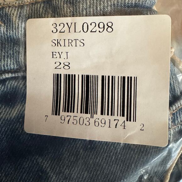 Blank NYC Eye Opener Blue Denim Frayed Mini Skirt Distressed NWT Size 28 - Picture 9 of 9